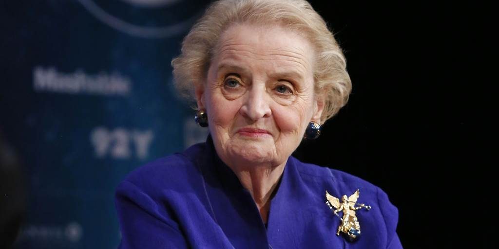 Madeleine Albright na společenské akci se usmívá.