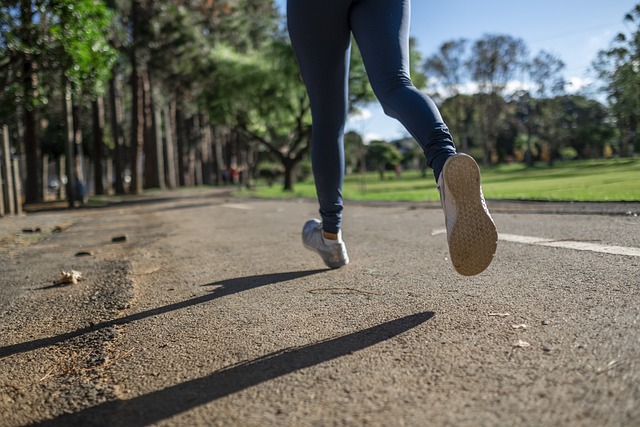 Nohy ženy při běhání v parku na jaře