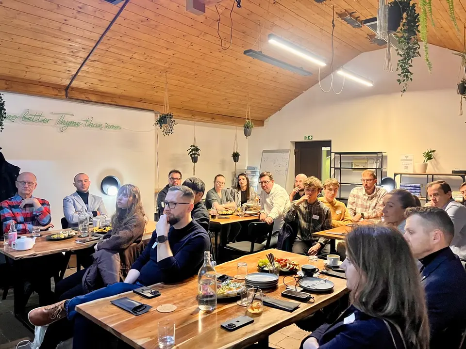 Účastníci Business Meetupu Pardubice v rozhovoru během setkání